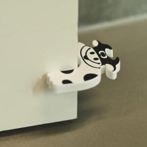 Ko dørstopper i brug 1