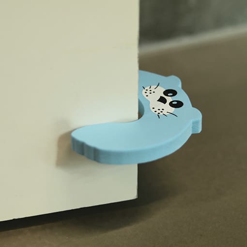 Sæl dørstopper i brug